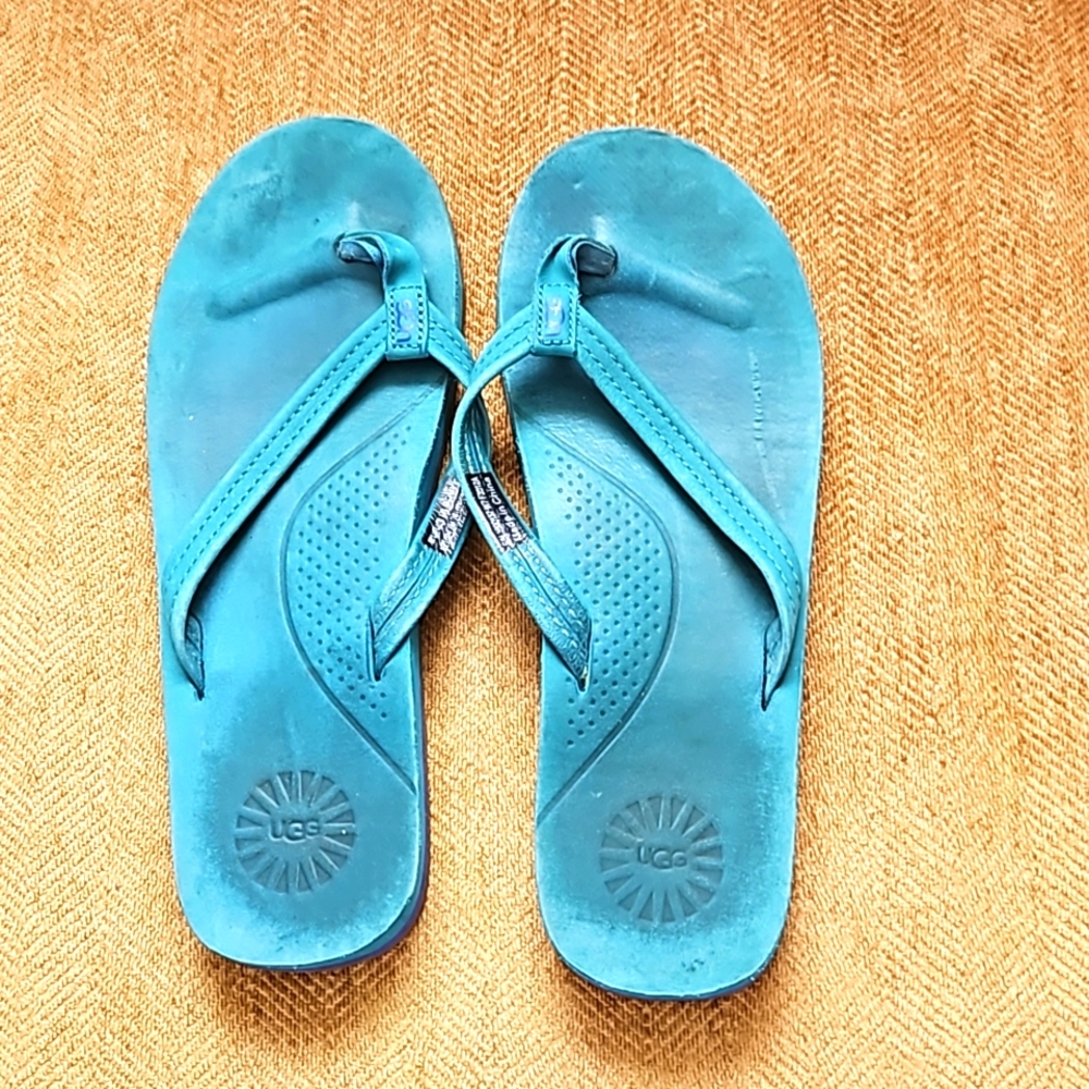 Ugg Flip flap sandals sz 7W color blue in good condition